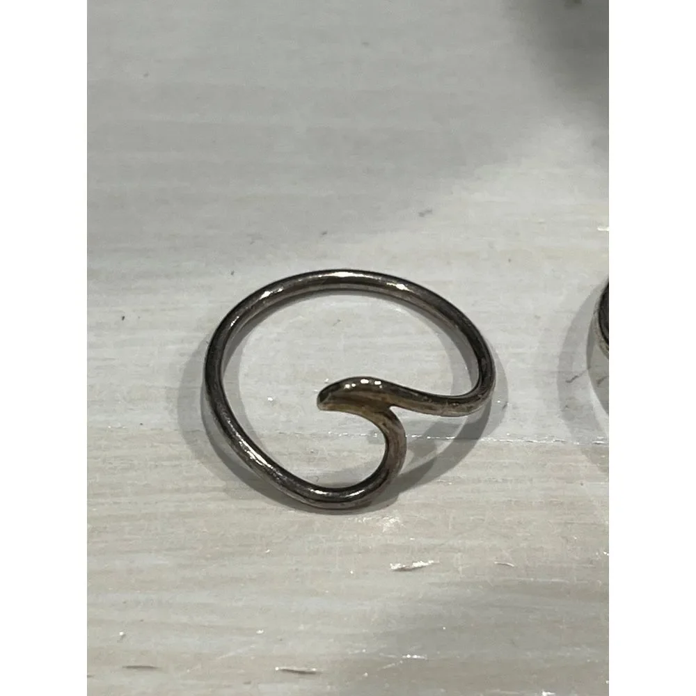 Silver toned wave ring lot of 2 size 8.25 & 4.5‎